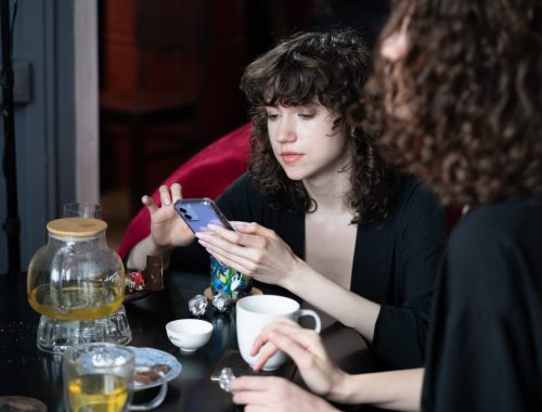Une consultante échange avec une médium autour de cartes de tarot à Paris.