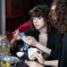 Une consultante échange avec une médium autour de cartes de tarot à Paris.