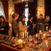 Ambiance chaleureuse d’un salon de voyance et de bien-être à Halloween, avec des visiteurs découvrant des cartes de tarot, des pierres et des bougies dans une salle de cabaret provençale.